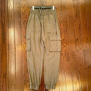 *ShopLINE* (2 - XS) Abercrombie & Fitch Cargo Pants